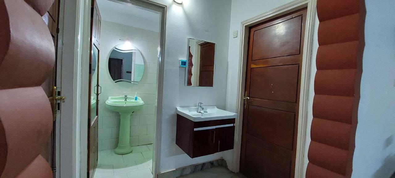 Jinan Palace Guest House Jinan Palace Guest House Nedumbassery Exteriör bild